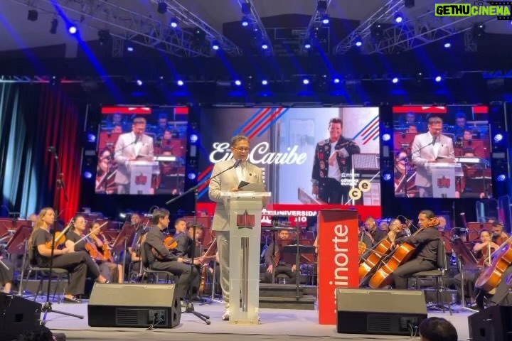 Carlos Vives Instagram - Puedo imaginarme a todos los académicos que estuvieron de acuerdo en entregarme este reconocimiento y yo me atrevería a decir que lo que más valoran no son nuestros éxitos internacionales o la innovación de nuestra propuesta musical, ni los premios, ni el hall de la fama, sino creo que ellos descubrieron que mis sueños siempre han estado aquí🇨🇴 Gracias a la Uninorte por este reconocimiento y por todo el cariño con el Universo Vives. ¡Me gradué!🎓 #VIVESUninorte @uninorteco @sinfonicadecolombia @santicruz @monsieurperine @estereobeat @nicollehorbath ¡Los quiero! Universidad Del Norte