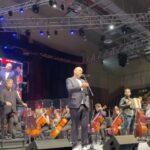 Carlos Vives Instagram - Puedo imaginarme a todos los académicos que estuvieron de acuerdo en entregarme este reconocimiento y yo me atrevería a decir que lo que más valoran no son nuestros éxitos internacionales o la innovación de nuestra propuesta musical, ni los premios, ni el hall de la fama, sino creo que ellos descubrieron que mis sueños siempre han estado aquí🇨🇴 Gracias a la Uninorte por este reconocimiento y por todo el cariño con el Universo Vives. ¡Me gradué!🎓 #VIVESUninorte @uninorteco @sinfonicadecolombia @santicruz @monsieurperine @estereobeat @nicollehorbath ¡Los quiero! Universidad Del Norte