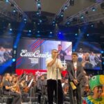 Carlos Vives Instagram - Puedo imaginarme a todos los académicos que estuvieron de acuerdo en entregarme este reconocimiento y yo me atrevería a decir que lo que más valoran no son nuestros éxitos internacionales o la innovación de nuestra propuesta musical, ni los premios, ni el hall de la fama, sino creo que ellos descubrieron que mis sueños siempre han estado aquí🇨🇴 Gracias a la Uninorte por este reconocimiento y por todo el cariño con el Universo Vives. ¡Me gradué!🎓 #VIVESUninorte @uninorteco @sinfonicadecolombia @santicruz @monsieurperine @estereobeat @nicollehorbath ¡Los quiero! Universidad Del Norte