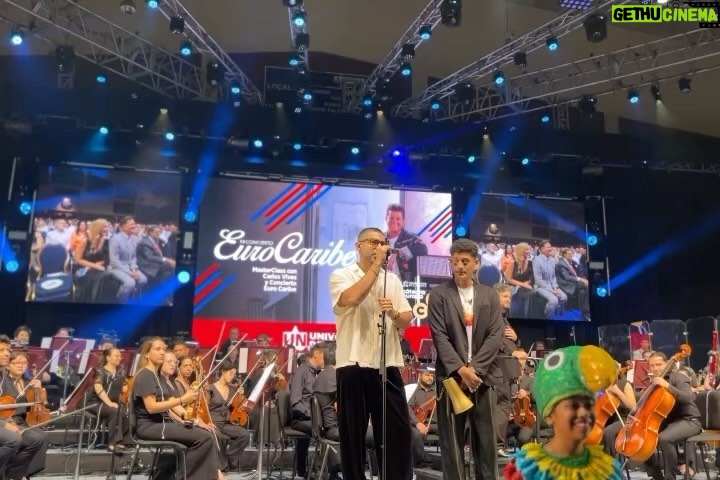 Carlos Vives Instagram - Puedo imaginarme a todos los académicos que estuvieron de acuerdo en entregarme este reconocimiento y yo me atrevería a decir que lo que más valoran no son nuestros éxitos internacionales o la innovación de nuestra propuesta musical, ni los premios, ni el hall de la fama, sino creo que ellos descubrieron que mis sueños siempre han estado aquí🇨🇴 Gracias a la Uninorte por este reconocimiento y por todo el cariño con el Universo Vives. ¡Me gradué!🎓 #VIVESUninorte @uninorteco @sinfonicadecolombia @santicruz @monsieurperine @estereobeat @nicollehorbath ¡Los quiero! Universidad Del Norte