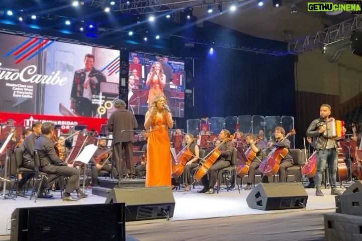 Carlos Vives Instagram - Puedo imaginarme a todos los académicos que estuvieron de acuerdo en entregarme este reconocimiento y yo me atrevería a decir que lo que más valoran no son nuestros éxitos internacionales o la innovación de nuestra propuesta musical, ni los premios, ni el hall de la fama, sino creo que ellos descubrieron que mis sueños siempre han estado aquí🇨🇴 Gracias a la Uninorte por este reconocimiento y por todo el cariño con el Universo Vives. ¡Me gradué!🎓 #VIVESUninorte @uninorteco @sinfonicadecolombia @santicruz @monsieurperine @estereobeat @nicollehorbath ¡Los quiero! Universidad Del Norte