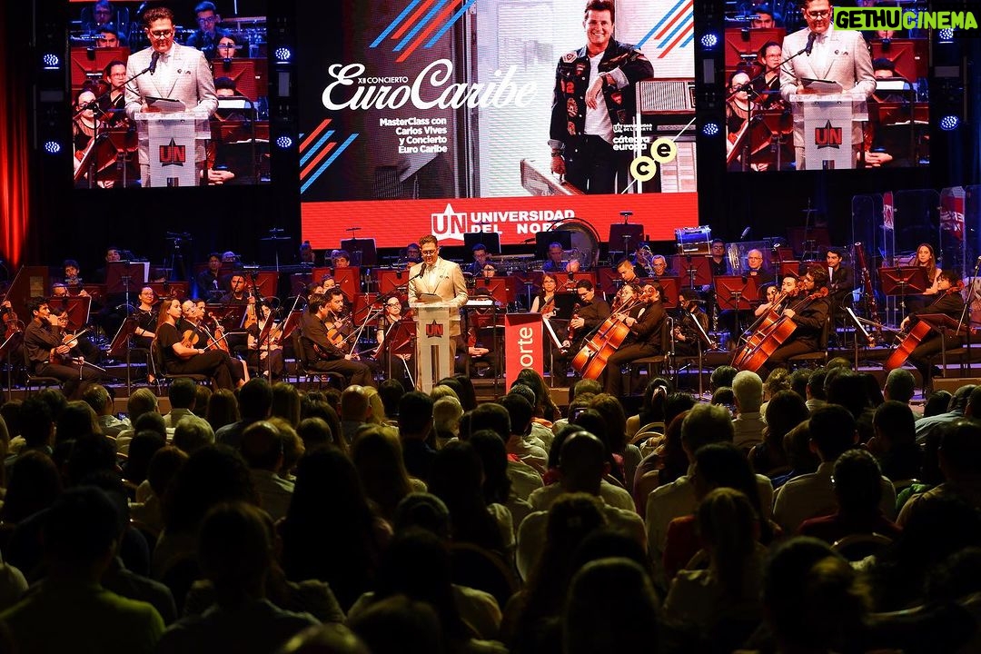 Carlos Vives Instagram - Puedo imaginarme a todos los académicos que estuvieron de acuerdo en entregarme este reconocimiento y yo me atrevería a decir que lo que más valoran no son nuestros éxitos internacionales o la innovación de nuestra propuesta musical, ni los premios, ni el hall de la fama, sino creo que ellos descubrieron que mis sueños siempre han estado aquí🇨🇴 Gracias a la Uninorte por este reconocimiento y por todo el cariño con el Universo Vives. ¡Me gradué!🎓 #VIVESUninorte @uninorteco @sinfonicadecolombia @santicruz @monsieurperine @estereobeat @nicollehorbath ¡Los quiero! Universidad Del Norte