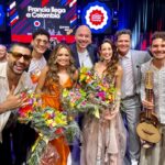 Carlos Vives Instagram - Puedo imaginarme a todos los académicos que estuvieron de acuerdo en entregarme este reconocimiento y yo me atrevería a decir que lo que más valoran no son nuestros éxitos internacionales o la innovación de nuestra propuesta musical, ni los premios, ni el hall de la fama, sino creo que ellos descubrieron que mis sueños siempre han estado aquí🇨🇴 Gracias a la Uninorte por este reconocimiento y por todo el cariño con el Universo Vives. ¡Me gradué!🎓 #VIVESUninorte @uninorteco @sinfonicadecolombia @santicruz @monsieurperine @estereobeat @nicollehorbath ¡Los quiero! Universidad Del Norte