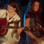 Carlos Vives Instagram - Acaba de morir mi amigo y maestro de la música Ernesto Ocampo. Hace treinta años grabamos juntos nuestro primer álbum Clásicos de La Provincia; ese sonido de la guitarra en La gota fría que irrumpió por primera vez en el vallenato era él. Y junto a él, una familia de músicos bogotanos que emprendimos un nuevo camino para la música local y del mundo. Hoy me siento huérfano de padre musical y será duro encontrarnos, vernos todos a la cara y decir: ‘no puede ser...’. Y lo vamos a llorar y lo vamos a extrañar. Ahí está en la carátula de nuestro álbum La tierra del olvido con su guitarra y su manta arhuaca. No quiso viajar más por el mundo y se dedicó a sus alumnos y a emprender el liderazgo de la arqueología musical en Colombia y América con su agrupación Mucho Indio. Por eso también lo llora la Sierra y los hermanos mayores y las notas de su flauta arhuaca se escucharán por siempre cuando los mamos mágicos las echen a volar por la Sierra para recordarlo. Vuela alto mi querido amigo. Para nosotros no morirás nunca y tu legado se queda aquí con nosotros, con las nuevas generaciones, con tu hermosa familia que siempre será nuestra. Tus solos nos acompañarán por siempre. Te amo y le doy gracias a la vida de que hayamos coincidido en el camino.