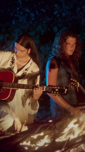 Carlos Vives Instagram - Acaba de morir mi amigo y maestro de la música Ernesto Ocampo. Hace treinta años grabamos juntos nuestro primer álbum Clásicos de La Provincia; ese sonido de la guitarra en La gota fría que irrumpió por primera vez en el vallenato era él. Y junto a él, una familia de músicos bogotanos que emprendimos un nuevo camino para la música local y del mundo.
Hoy me siento huérfano de padre musical y será duro encontrarnos, vernos todos a la cara y decir: ‘no puede ser...’.
Y lo vamos a llorar y lo vamos a extrañar.
Ahí está en la carátula de nuestro álbum La tierra del olvido con su guitarra y su manta arhuaca. No quiso viajar más por el mundo y se dedicó a sus alumnos y a emprender el liderazgo de la arqueología musical en Colombia y América con su agrupación Mucho Indio.
Por eso también lo llora la Sierra y los hermanos mayores y las notas de su flauta arhuaca se escucharán por siempre cuando los mamos mágicos las echen a volar por la Sierra para recordarlo.
Vuela alto mi querido amigo.
Para nosotros no morirás nunca y tu legado se queda aquí con nosotros, con las nuevas generaciones, con tu hermosa familia que siempre será nuestra.
Tus solos nos acompañarán por siempre.
Te amo y le doy gracias a la vida de que hayamos coincidido en el camino.