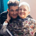 Carlos Vives Instagram – “Pero tengo que encontrar una muchacha que me quiera y me comprenda; porque todavía existen corazones sinceros y no sólo el dinero es la dicha completa”❤️ Te amo mami, tú eres mi dicha completa 

Vamos a presumir a las chicas de nuestras vidas, usen esta plantilla para crear sus videos 🙌🏼 #LasMujeresChallenge Bogotá, Colombia
