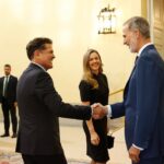 Carlos Vives Instagram - Gracias al Banco de Desarrollo de América Latina y el Caribe (CAF) por propiciar este encuentro con Su Majestad para dialogar sobre la celebración de los 500 años de Santa Marta, honrar el legado de Don Rodrigo de Bastidas y ratificar el sueño sobre el cual se fundó la ciudad; un pacto con los Matunas marcado por el deseo de progreso, paz y convivencia armónica. Desde nuestro compromiso con nuestra iniciativa @traslaperla trabajamos por este sueño; lo hacemos desde la promoción del desarrollo sostenible, el arte y la generación de bienestar para todos @agendacaf © Casa de S.M. el Rey