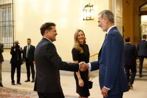 Carlos Vives Instagram - Gracias al Banco de Desarrollo de América Latina y el Caribe (CAF) por propiciar este encuentro con Su Majestad para dialogar sobre la celebración de los 500 años de Santa Marta, honrar el legado de Don Rodrigo de Bastidas y ratificar el sueño sobre el cual se fundó la ciudad; un pacto con los Matunas marcado por el deseo de progreso, paz y convivencia armónica. Desde nuestro compromiso con nuestra iniciativa @traslaperla trabajamos por este sueño; lo hacemos desde la promoción del desarrollo sostenible, el arte y la generación de bienestar para todos @agendacaf 

© Casa de S.M. el Rey