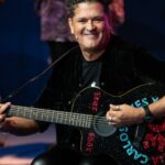 Carlos Vives Instagram - ¡Es un honor colaborar con @CarlosVives! El músico colombiano puso el broche de oro a nuestra #ConferenciaCAF en España, contando y cantando cómo la música puede impulsar tanto el desarrollo local como la identidad latinoamericana. ¿Qué nos depara el futuro? Un trabajo en equipo aún más sólido con @carlosvives, @claudiaelena y @traslaperla. Juntos, estamos embarcados en varios proyectos que buscan revitalizar barrios como Pescaíto y fomentar el desarrollo en Santa Marta, Colombia. La senda hacia el progreso es larga, pero esta alianza está más robusta que nunca y hay mucho más por venir.