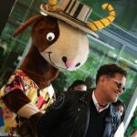 Carlos Vives Instagram - Estamos de estreno. Nos fuimos pa’ la U. ¡Inauguramos “El Pico de las Cabras” ! El nuevo restaurante del Cumbia House en el punto más alto de la Universidad de Los Andes🐐 Que alegría todo el cariño de los pelaos pero… Pilas no vuelvan a capar clase ja ja ja😂 ¡Los quiero! @elpicodelascabras @uniandes Universidad de los Andes