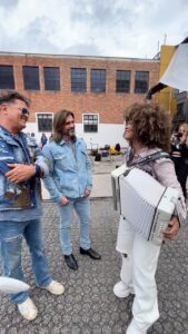 Carlos Vives Instagram - ¡Juanes estamos hechos, que belleza de serenata Lupe!❤️ @juanes @lupe_artista #LasMujeres Colombia