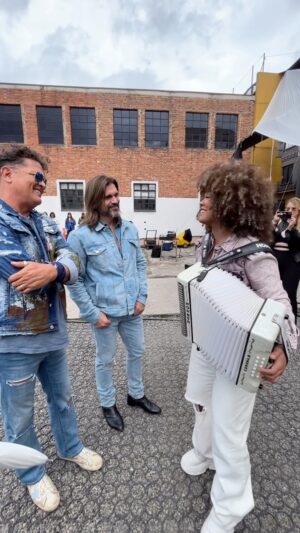 Carlos Vives Instagram - ¡Juanes estamos hechos, que belleza de serenata Lupe!❤️

@juanes @lupe_artista #LasMujeres