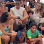 Carlos Vives Instagram - Ayer visitamos el barrio Pescaíto y los programas de nuestra iniciativa Tras La Perla 🙌🏼 Les contamos historias a los niños sobre la identidad y lo que significa nacer en esta tierra. Hablamos de la importancia de mantener la fe en la samariedad y de estar unidos por nuestra ciudad❤️ Ey, ¡Qué alegría ver a nuestros niños sonreír! @traslaperla Barrio Pescaito