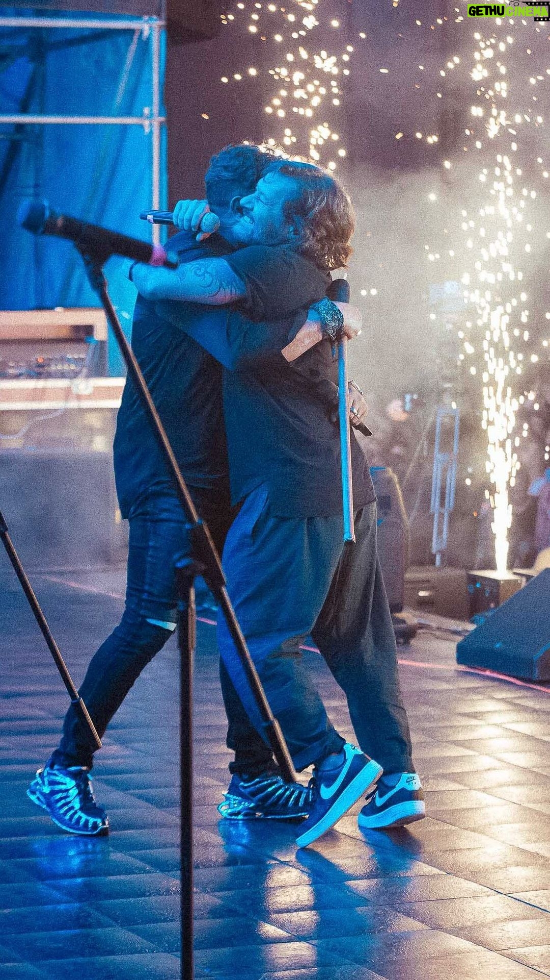 Carlos Vives Instagram - El mundo es Un poquito nuestro Diego🙌🏼 Que nos sigamos encontrando para cantar juntos, te quiero❤️ @diegotorresmusica #ElTourDeLos30 Costa Rica Pura Vida