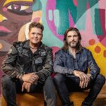 Carlos Vives Instagram - Llega el día en el que las cosas se dan naturalmente y con la mejor energía. Muy felices y honrados de colaborar juntos en esta canción. 🔥🙏🏼❤️ El 17 de Agosto a las 3:00p.m. ET estará disponible el video de nuestra nueva canción “Las Mujeres”.🙏🏼🔥 #LasMujeres @carlosvives @juanes