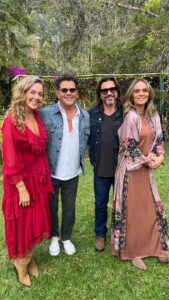 Carlos Vives Instagram - ¡Ey pasamos bacano! Gracias por tanto cariño siempre y gracias a nuestras mujeres que son increíbles 🙌🏼 @juanes @claudiaelena @lachechi Medellín, Colombia