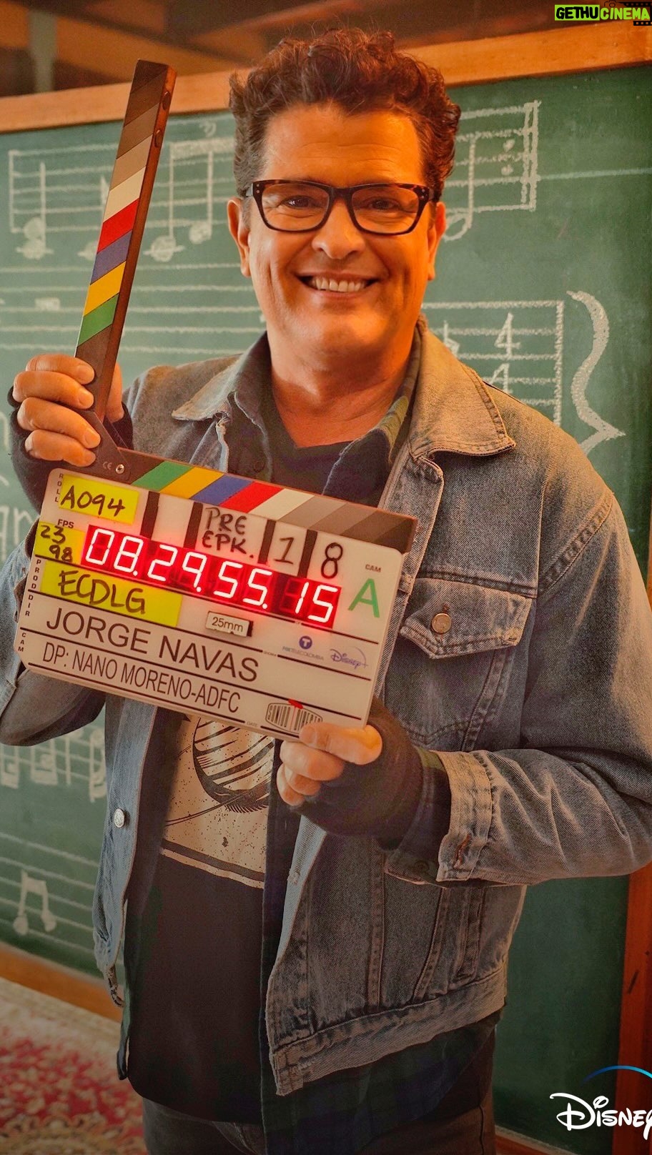Carlos Vives Instagram - Que alegría haber tenido la oportunidad de producir la banda sonora de “El Club de los Graves” para Disney, eso es lo que nos gusta, hacer música, pensar en la gente y disfrutar el camino❤️