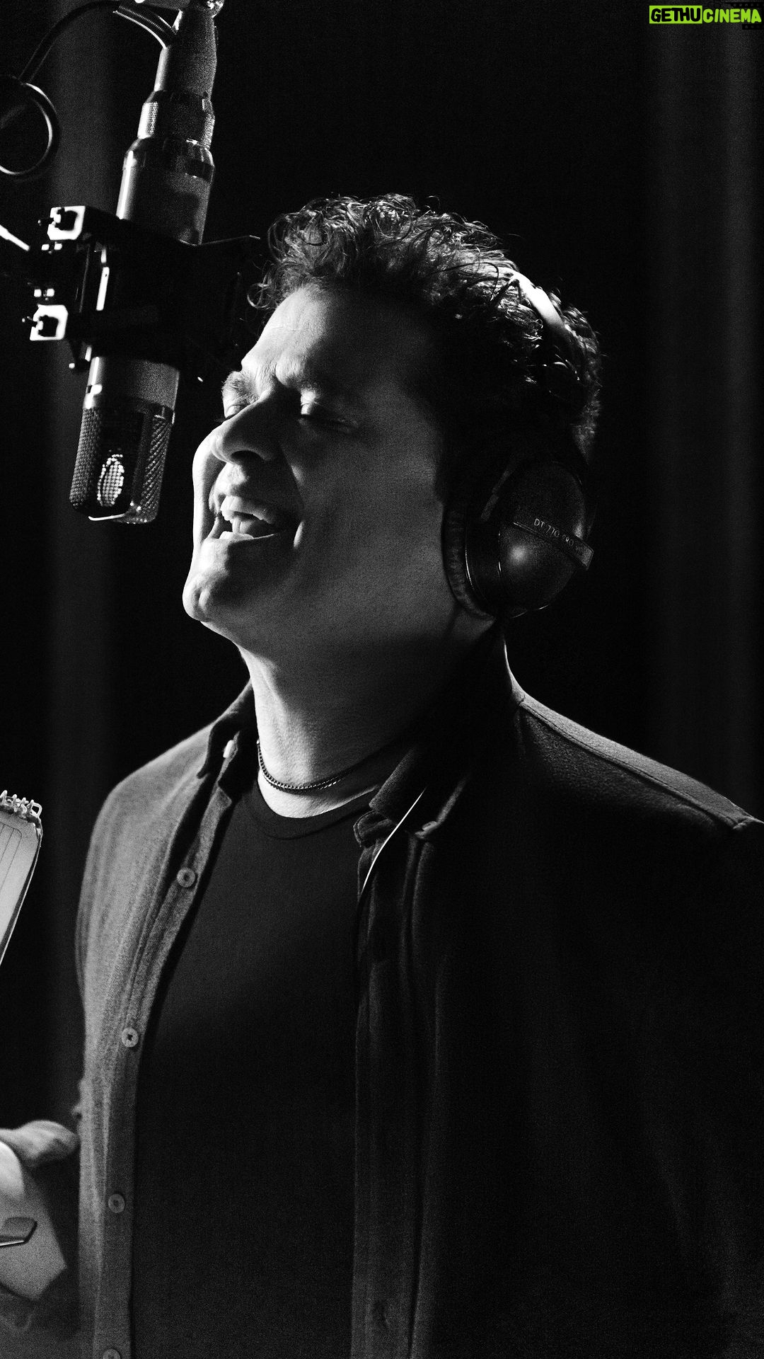 Carlos Vives Instagram - En abril lanzamos un álbum que siempre soñé “Escalona nunca se había grabado así”. La mejor experiencia, volver al estudio con La Provincia como lo hicimos hace 30 años. Le inyectamos nuestro sonido a los clásicos de Rafa, todos estos años de aprendizajes en un disco, sin duda estamos orgullosos, este es una de nuestras mejores producciones y ha sido el regalo más especial para celebrar nuestro aniversario❤️ #EscalonaNuncaSeHabíaGrabadoAsí Escalona nunca se había grabado así en vivo desde el @teatromayor ya disponible en YouTube🙌🏼 Colombia