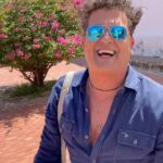Carlos Vives Instagram - Tenía pendiente grabar completa “Contestación a La Brasilera”, 30 años después… Lo logramos🙌🏼 En YouTube pueden ver como la cantamos en vivo junto a La Provincia, desde el Teatro Mayor Julio Mario Santodomingo. #EscalonaNuncaSeHabíaGrabadoAsí