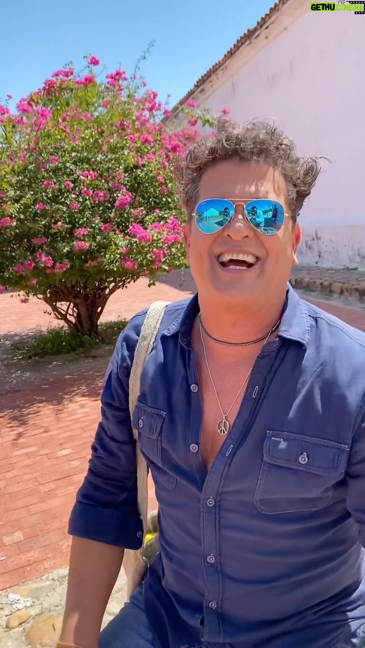 Carlos Vives Instagram - Tenía pendiente grabar completa “Contestación a La Brasilera”, 30 años después… Lo logramos🙌🏼 En YouTube pueden ver como la cantamos en vivo junto a La Provincia, desde el Teatro Mayor Julio Mario Santodomingo. #EscalonaNuncaSeHabíaGrabadoAsí