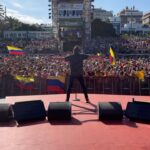 Carlos Vives Instagram - ¡Colombia te quiero tanto! 30 años trabajando por mi país, llevando el amor de mi tierra por todo el mundo y el orgullo de ser Colombiano 🇨🇴❤️