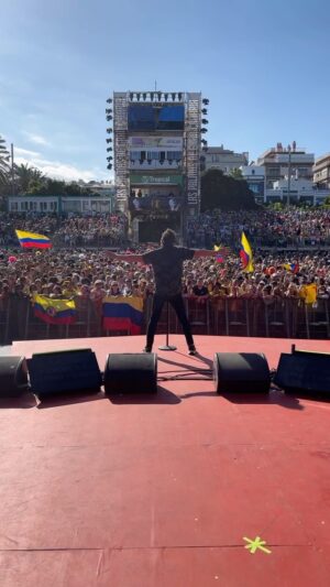 Carlos Vives Instagram - ¡Colombia te quiero tanto! 30 años trabajando por mi país, llevando el amor de mi tierra por todo el mundo y el orgullo de ser Colombiano 🇨🇴❤️