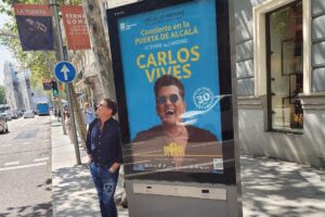 Carlos Vives Instagram - Mi semana en Madrid:

1. Estuvimos en la Conferencia CAF. Falca y Lore nos acompañaron, la felicidad❤️ @agendacaf 
2.  Bailé “La Bicicleta” con Pepa Bueno, que talento ja ja ja🚲 
3. Falcao nos hizo llorar con sus palabras. Gracias por tanto @falcao 
4. ¡Isa! Gracias por todo lo que haces con nuestra fundación @traslaperla todo ha valido la pena🤍
5. La Provincia y el Team Vives acompañándonos para nuestra masterclass “Del Guapa al Güepa” 🙌🏼
6.  Me puse la pinta para encontrarme con El Rey 
7. De promo en Madrid #LasMujeres 🕺🏻
8. Con La Presidenta de La Comunidad Autónoma de Madrid anunciando oficialmente nuestro concierto en La Puerta de Alcalá @isabeldiazayuso 
9. Las calles de Madrid y El Tour de los 30 👏🏼
10.  Las Mujeres es el nuevo #SuperDial en @cadena_dial 🔥 @juanes 

Que alegría venir a España 🇪🇸 ¡Nos vemos el 14 de Octubre!