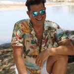 Carlos Vives Instagram - Santa Marta siempre es una buena idea. Cogiendo sol para los conciertos que se vienen ¡Pilas! Mañana les voy a encomendar una misión tremenda para el Campin, ¡Ya saben que el 15 de Diciembre voy a jugar el partido de mi vida! ☀️⚽️ Santa Marta, Colombia