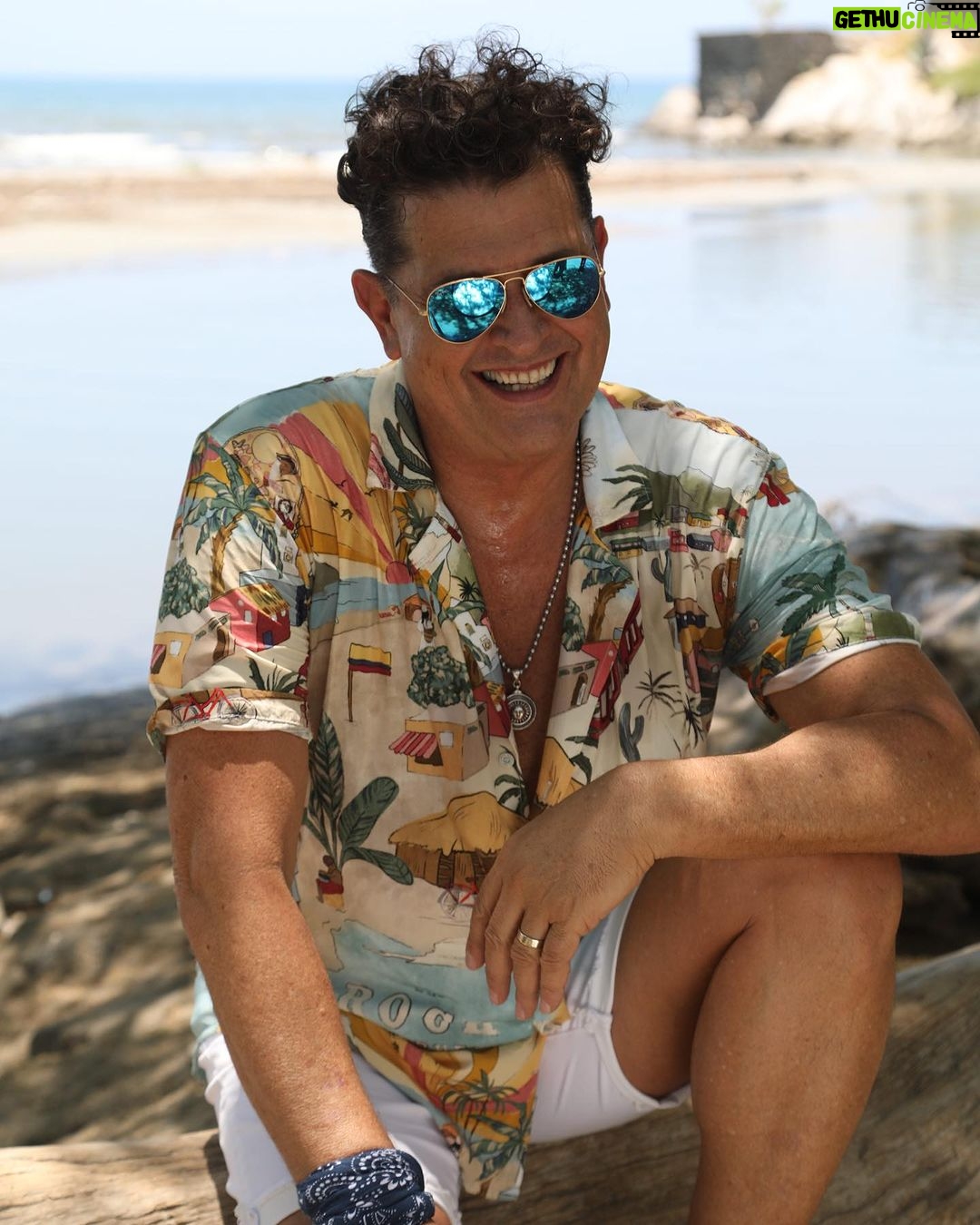 Carlos Vives Instagram - Santa Marta siempre es una buena idea. Cogiendo sol para los conciertos que se vienen ¡Pilas! Mañana les voy a encomendar una misión tremenda para el Campin, ¡Ya saben que el 15 de Diciembre voy a jugar el partido de mi vida! ☀️⚽️ Santa Marta, Colombia