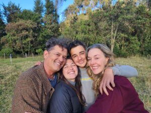 Carlos Vives Instagram - Bienvenido 2024❤️

 1.⁠ ⁠Mi deseo es que siempre estemos así, abrazados y queriéndonos
 2.⁠ ⁠⁠Te amo, eres mi alegría @claudiaelena
 3.⁠ ⁠⁠Navidad en familia, nada igual🙌🏼
 4.⁠ ⁠⁠Desde Montreal, Santa Marta y Bogotá, encontramos el lugar perfecto para compartir juntos en nuestro país que amamos 🇨🇴
 5.⁠ ⁠⁠Que alegría los primos reunidos. ¡Los amo!
 6.⁠ ⁠⁠Felicidad y mucho amor para este año que empieza