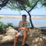Carlos Vives Instagram - Santa Marta siempre es una buena idea. Cogiendo sol para los conciertos que se vienen ¡Pilas! Mañana les voy a encomendar una misión tremenda para el Campin, ¡Ya saben que el 15 de Diciembre voy a jugar el partido de mi vida! ☀️⚽️ Santa Marta, Colombia
