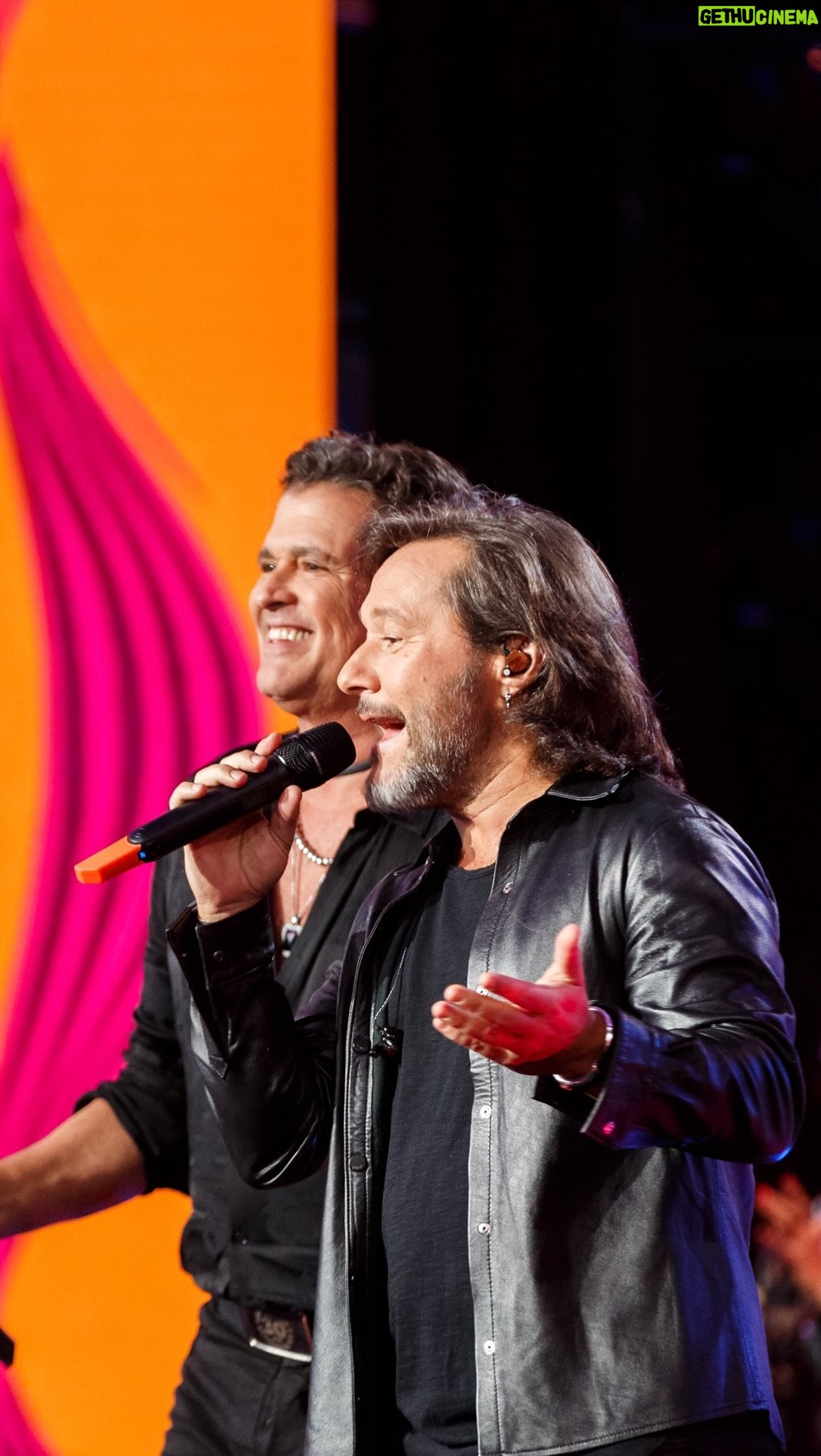 Carlos Vives Instagram - Hoy de Reyes me fui con mis amigos a @rtve @rtvecomunicacion para cantarles y acompañarlos en esta celebración tan especial❤️ ¡Ey no se lo pierdan! @anamenaoficial @carlos_baute @davidbisbal @diegotorresmusica @npastorioficial @princeroyce @rosarioficial @rozalenmusic @ryancastrro Madrid, España