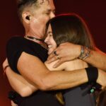Carlos Vives Instagram - Tuve la oportunidad de compartir escenario con una de las mejores artistas del mundo, ella volvió de un viaje largo y llegó más enamorada de Colombia que nunca🇨🇴 Ele, fue una alegría cantar esta canción contigo. Te amo❤️ Estadio Nemesio Camacho El Campin