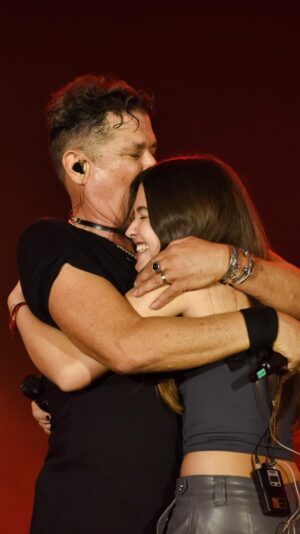 Carlos Vives Instagram - Tuve la oportunidad de compartir escenario con una de las mejores artistas del mundo, ella volvió de un viaje largo y llegó más enamorada de Colombia que nunca🇨🇴
Ele, fue una alegría cantar esta canción contigo. Te amo❤️