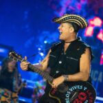 Carlos Vives Instagram - Nuestro concierto en El Campín fue una celebración al orgullo de mi patria. Todos cantándole a Colombia y a la alegría de haber nacido aquí. No lo supero ¡Ustedes son el mejor regalo de 30 años, de Navidad, de la vida!❤️🇨🇴 @ryancastrro @sergiomoyam @martin_cochise @fabioparracol @egidiocuadrado @rigobertouran #LuchoParra @mario_sabato @gairamusicalocal Estadio Nemesio Camacho El Campin