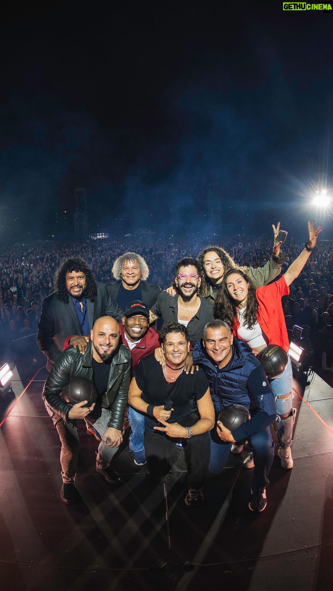Carlos Vives Instagram - Jugamos siempre en equipo, La Provincia a la cabeza y de a poco llegaron las sorpresas, gracias amigos porque el eco de nuestro sonido ha llegado al mundo entero. Los quiero ¡Colombia se merece lo mejor!❤️🇨🇴 @juanes @camilo @aterciopelados @sebastianyatra @higuitarene1 @farydmondragon @isabellaecheverri11 @eltinoasprilla @albertogamerofc @03nataliagaitan @chipakero Estadio Nemesio Camacho El Campin