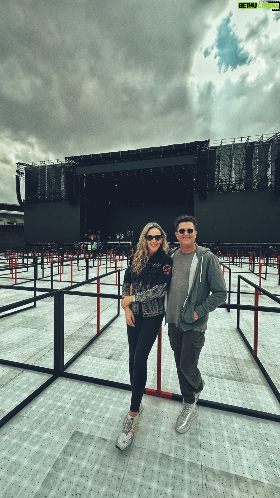 Carlos Vives Instagram - Estamos emocionados, muy felices de ver lo que hemos creado durante más de un año con nuestro equipo. Todo el montaje, la innovación en tecnología, las sorpresas ¡Ustedes se merecen todo! Lleguen temprano, a las 7pm tenemos a @acidopantera y luego a todos nuestros Masters en Parranda, artistas frescos que representan nuestro sonido y la fiesta sigue con La provincia. MAÑANA NOS VEMOS EN EL CAMPIN🙌🏼❤️🔥 @bnpparibascardif.co presents: “Rumbo al Campín: capítulo 7” Estadio Nemesio Camacho El Campín