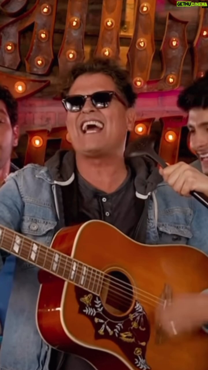 Carlos Vives Instagram - ¡Qué año tan tremendo! Todo lo que hemos vivido y siempre con la mente en el Campín ¡Ya solo faltan dos días!❤️🔥⚽️ @bnpparibascardif.co presenta: “Rumbo al Campín: capítulo 6” Estadio Nemesio Camacho El Campín