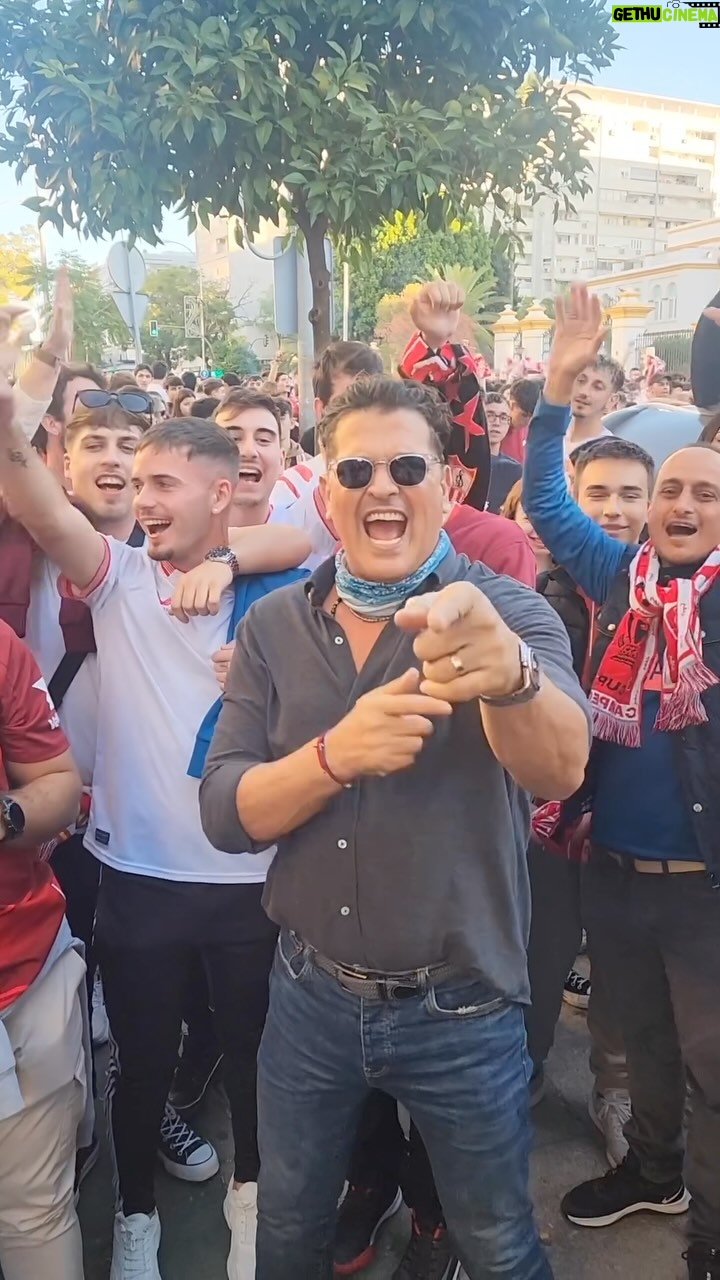 Carlos Vives Instagram - El fútbol siempre ha sido fundamental en mi vida. Desde que cantaba los goles del Unión con mi papá hasta ahora ¡Estamos listos para cantarle al estadio más importante de nuestro país, estamos listos para jugarnos el partido de nuestras vidas con La Provincia! Tengo el mejor equipo del mundo🙌🏼⚽️ Nos vemos en 4 días🚨 @bnpparibascardif.co presenta: “Rumbo Al Campín: Capítulo 4” Estadio El Campín Bogtá