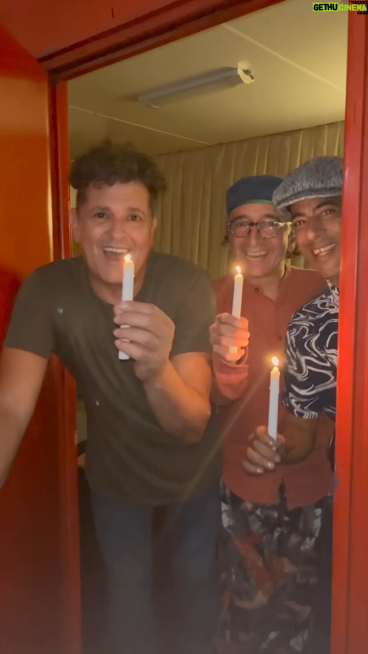 Carlos Vives Instagram - En Panamá fue nuestro último encuentro antes del Campín. Ya estamos preparando la pinta para el 15 de diciembre y no, no son mochos ja ja ja, lista la pinta sensual ¿Ustedes qué se van a poner?👀 @bnpparibascardif.co presenta: “Rumbo al Campín: Capítulo 3” @diomargarcia1 @stageeventos1 Panama City, Panama