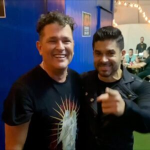 Carlos Vives Instagram - En 1989 grabé esta canción para mi disco “Al centro de la ciudad” y 3 años después la grabó Jerry para “Cuenta Conmigo” que se convirtió en el álbum de salsa más vendido en la historia🙌🏼 Volvernos a encontrar en Panamá y vivir este momento fue una alegría muy grande. Te quiero Jerry, sigues con la misma cara de pelao’ ja ja ja gracias por tus canciones. @jerryrivera