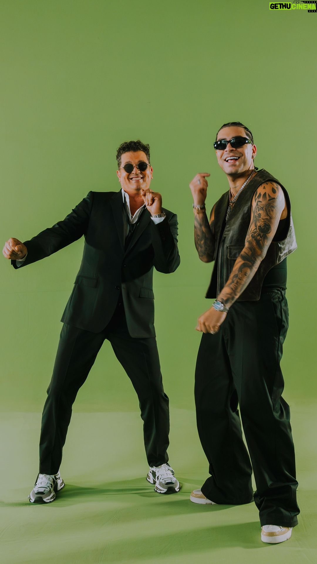 Carlos Vives Instagram - Con “Los Sabanales 3.0” celebramos hoy en Colombia el Día de las velitas, una tradición cómo este clásico de Calixto. Así fue el rodaje de nuestro video. Ojo a los protagonistas Ryan Castro, la tia y nuestra burrita Corazón 💗🫏 ¡Ahora si a darle play! @ryancastrro
