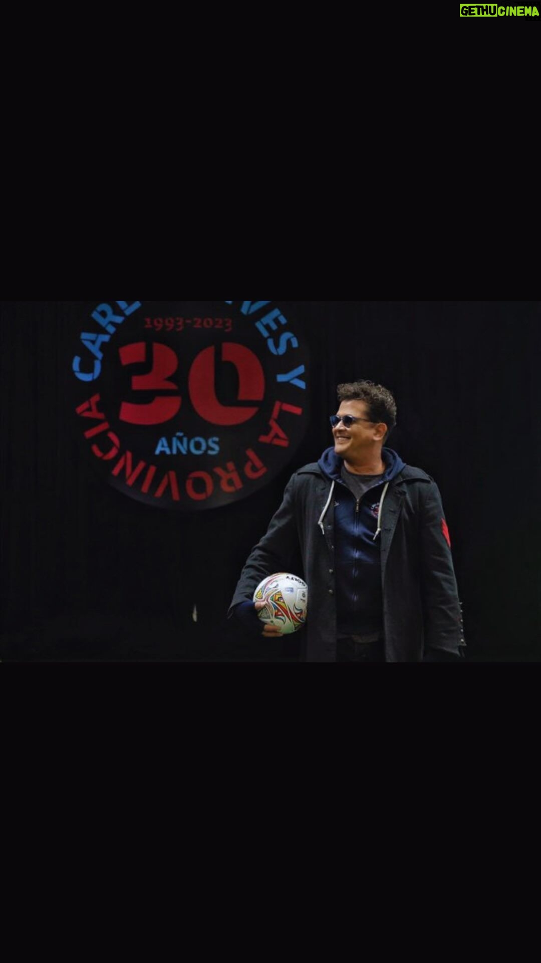 Carlos Vives Instagram - ¡Voy a jugar el partido de mi vida con un equipo increíble! Mayte, Egidio y toda La Provincia tienen la camiseta puesta, ya me los imagino goleando en El Campín… Ustedes ¿Ya están listos?🙌🏼⚽️ @bnpparibascardif.co presenta: “Rumbo al Campín: Capítulo 2” Estadio Nemesio Camacho El Campín