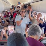 Carlos Vives Instagram - ¡Hasta en el cielo ustedes son lo máximo! Con estos aplausos me convenzo de que hemos hecho muchas cosas bien durante estos 30 años, gracias por tanto cariño, Latam, que experiencia más tremenda vivimos hoy, nos tienen en las nubes ja ja ja … Volamos por ti Colombia, los quiero❤️✈️🪗 @latamairlines Bogota, Colombia