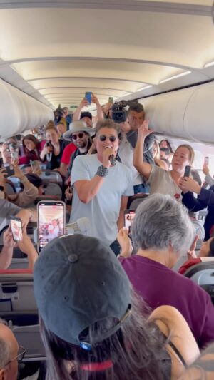 Carlos Vives Instagram - ¡Hasta en el cielo ustedes son lo máximo! Con estos aplausos me convenzo de que hemos hecho muchas cosas bien durante estos 30 años, gracias por tanto cariño, Latam, que experiencia más tremenda vivimos hoy, nos tienen en las nubes ja ja ja … Volamos por ti Colombia, los quiero❤️✈️🪗 @latamairlines