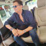 Carlos Vives Instagram – Rumbo al aeropuerto, ¿Vamos a cantar juntos “Eso es mondar” en Barranquilla o que? 👀🍌 #EsoEsMondar Barranquilla, Atlantico