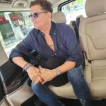 Carlos Vives Instagram - Rumbo al aeropuerto, ¿Vamos a cantar juntos “Eso es mondar” en Barranquilla o que? 👀🍌 #EsoEsMondar Barranquilla, Atlantico