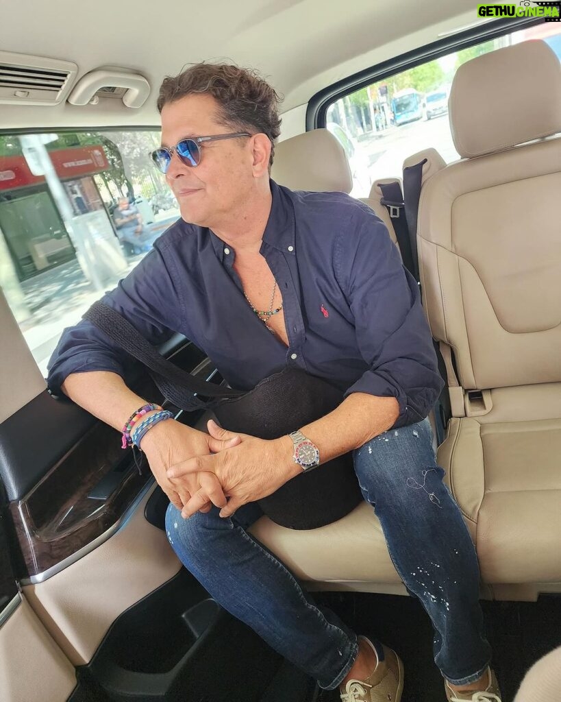 Carlos Vives Instagram - Rumbo al aeropuerto, ¿Vamos a cantar juntos “Eso es mondar” en Barranquilla o que? 👀🍌 #EsoEsMondar Barranquilla, Atlantico