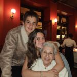 Carlos Vives Instagram - Nuestra jefa, nuestra madre, nuestro ejemplo cumple 89 años ¡Y sigue moliendo! Como buena paisa maicera. Gracias por tu ejemplo y tu sonrisa. Feliz cumpleaños, te amamos❤️ #AracellyRestrepo