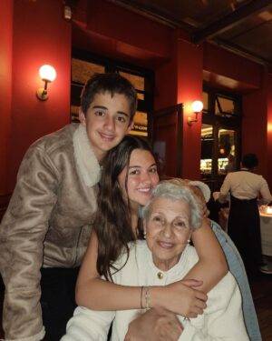 Carlos Vives Instagram - Nuestra jefa, nuestra madre, nuestro ejemplo cumple 89 años ¡Y sigue moliendo! Como buena paisa maicera.
Gracias por tu ejemplo y tu sonrisa. Feliz cumpleaños, te amamos❤️ #AracellyRestrepo
